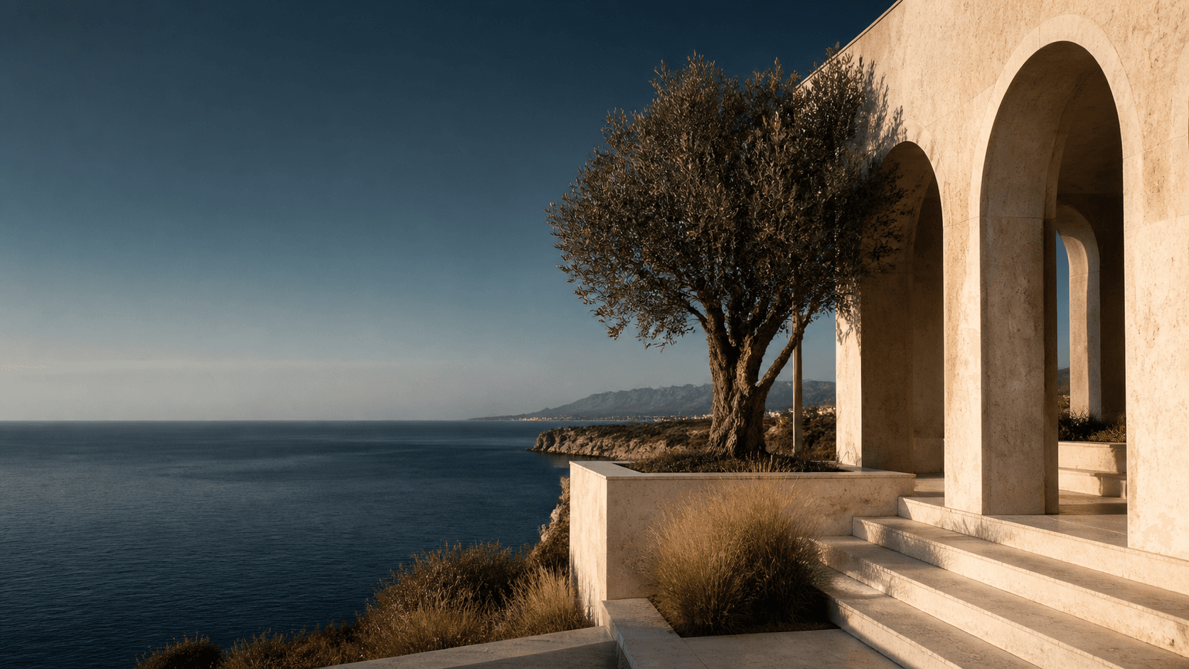 Mediterrane architectuur aan de Spaanse kust bij warm avondlicht